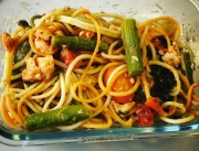 Spaghetti ze szparagami i łososiem wędzonym